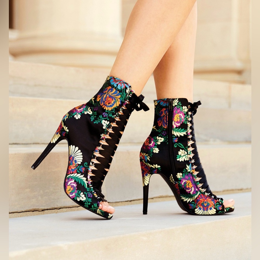 Steve Madden, Fuego Shooties feature Printed fabric upper
Lace-up closure,Size 6